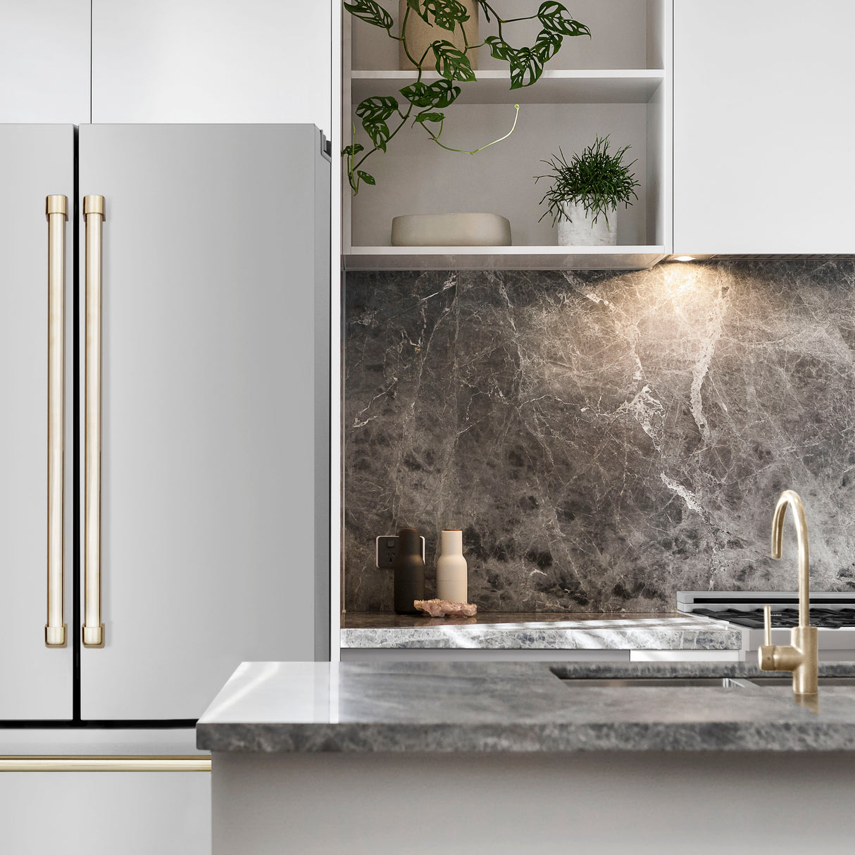 ZLINE 36" Autograph Edition 22.5 cu. ft 4-Door French Door Refrigerator with Ice Maker in Fingerprint Resistant Stainless Steel with Gold Accents (RFMZ-36-G)